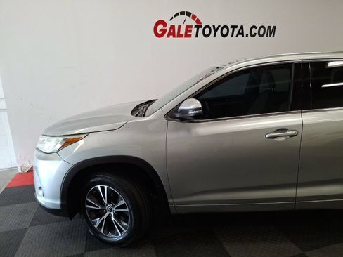 Used 2018 Toyota Highlander Plus AWD/4WD image 5