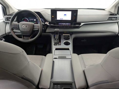 Used 2025 Toyota Sienna LE AWD/4WD image 16
