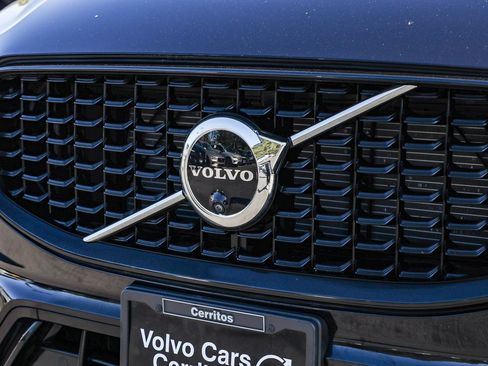 Used 2025 Volvo XC60 B5 Plus image 3