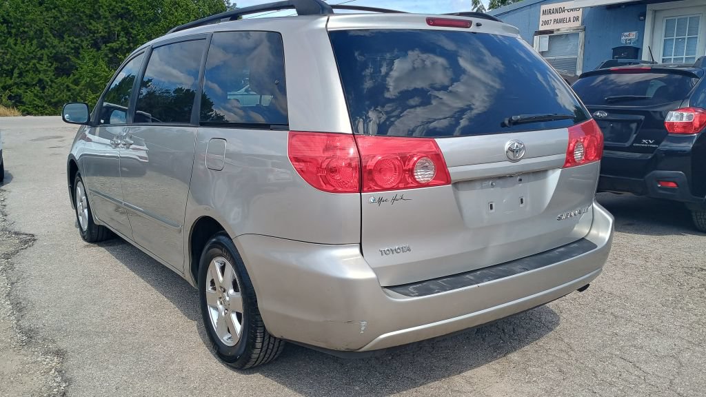 Used 2009 Toyota Sienna CE FWD image 2