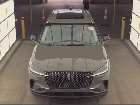 Used 2025 Lincoln Aviator Reserve AWD/4WD image 6