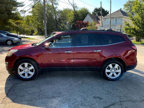 Used 2017 Chevrolet Traverse LT w/ Style and Technology Package image 6