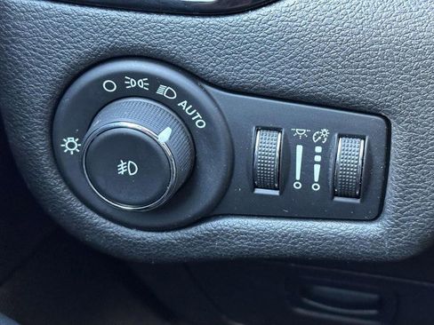 Used 2020 Jeep Cherokee Latitude Plus image 28