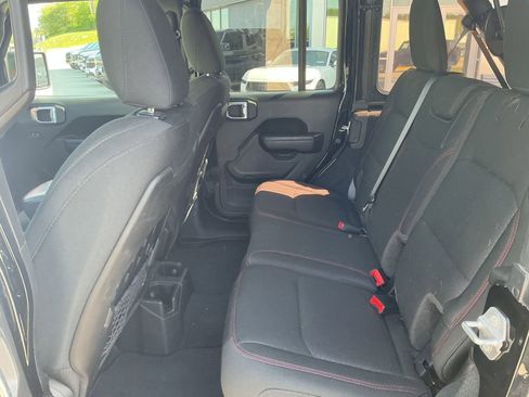 Used 2022 Jeep Wrangler Unlimited Rubicon w/ Cold Weather Group AWD/4WD image 6