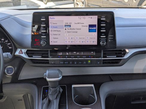 Used 2022 Toyota Sienna XLE image 19