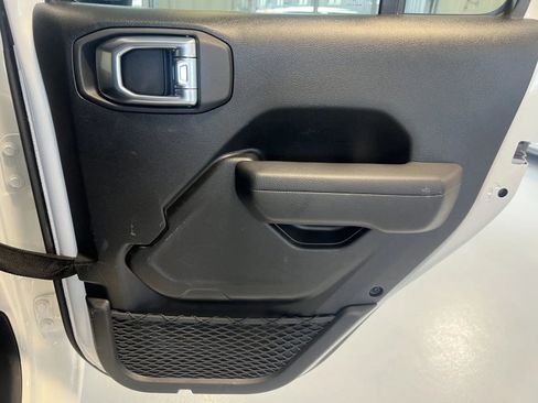 Used 2025 Jeep Gladiator Sport AWD/4WD image 18