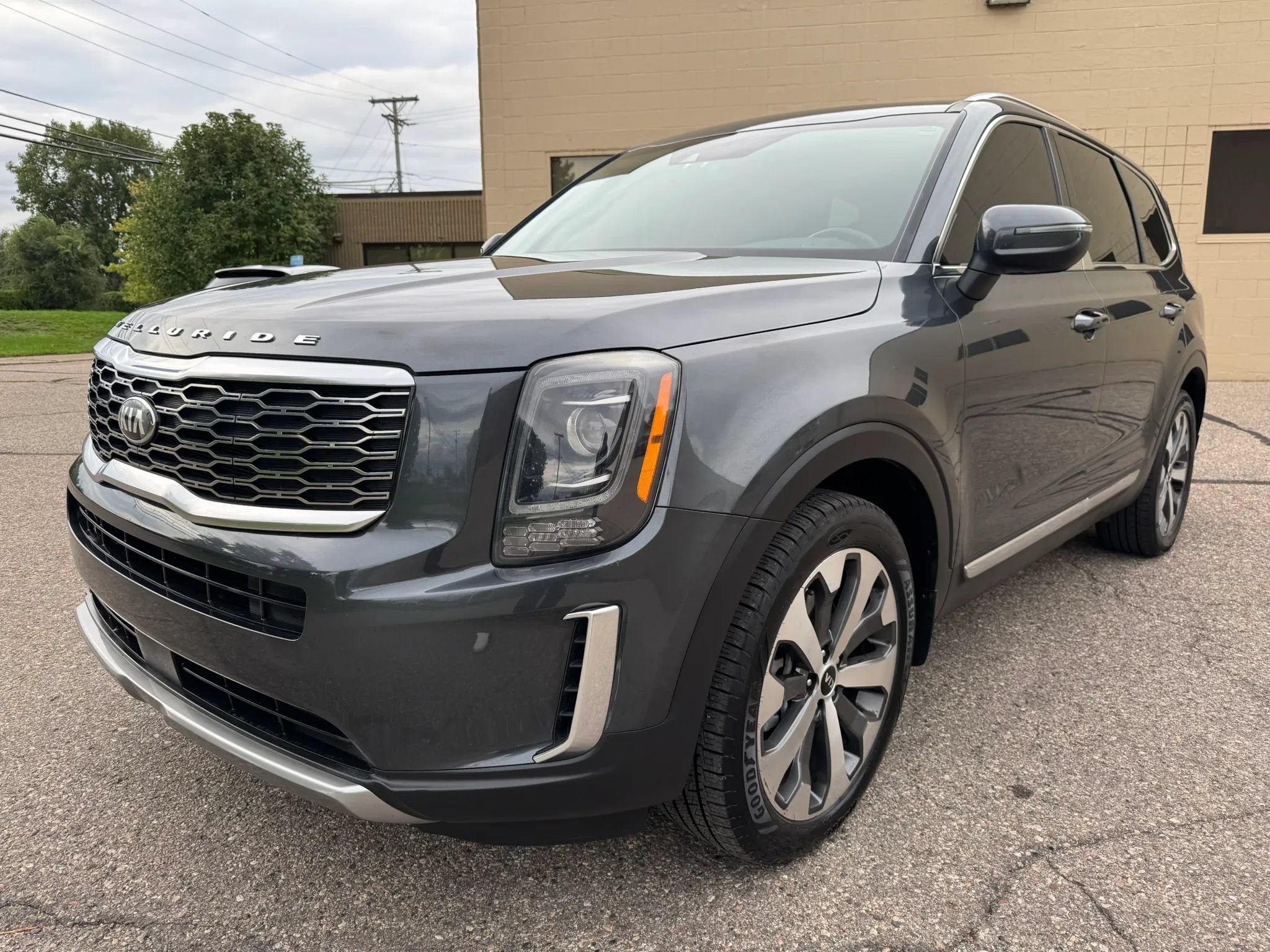 Used 2020 Kia Telluride EX w/ EX Premium Package AWD/4WD image 3