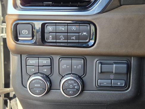 Used 2025 GMC Yukon Denali Ultimate AWD/4WD image 35