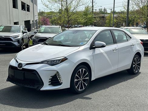 Used 2018 Toyota Corolla SE FWD image 2