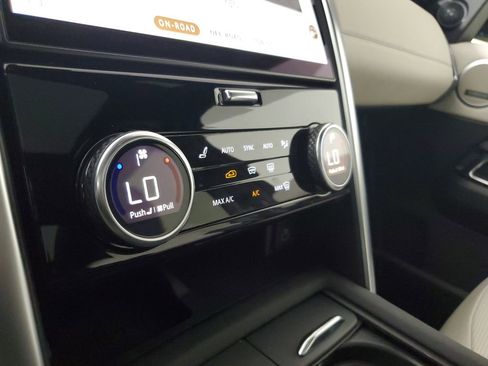 Used 2023 Land Rover Discovery Metropolitan Edition AWD/4WD image 30