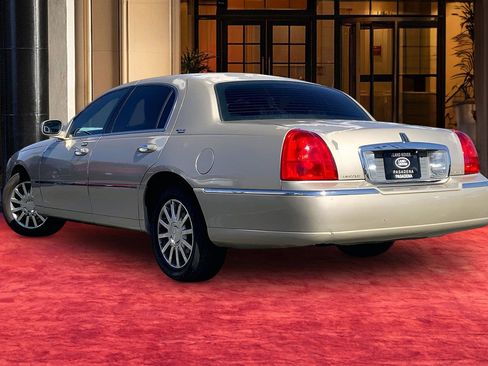 Used 2011 Lincoln Town Car Signature Limited image 11