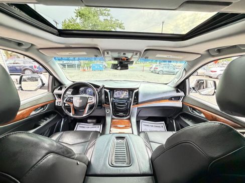 Used 2017 Cadillac Escalade Luxury AWD/4WD image 29