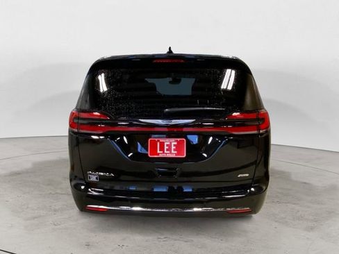 New 2026 Chrysler Pacifica Select image 5