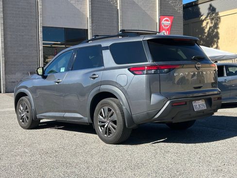 Used 2022 Nissan Pathfinder SV image 3