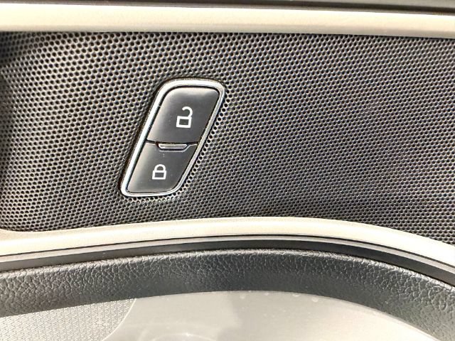 Used 2017 Ford Explorer XLT w/ Equipment Group 201A AWD/4WD image 35
