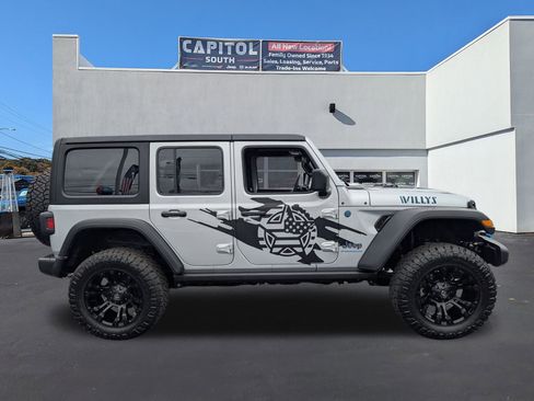 Used 2024 Jeep Wrangler Unlimited image 2