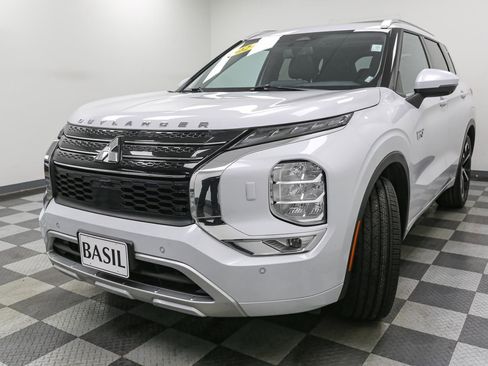 Used 2024 Mitsubishi Outlander 4WD Plug-In Hybrid image 4
