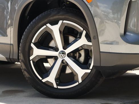 Certified 2025 Volkswagen Tiguan SE FWD image 3