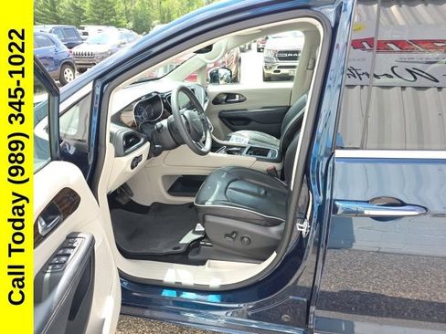 Used 2023 Chrysler Pacifica Limited FWD image 2