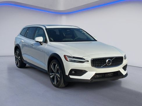 Used 2025 Volvo V60 B5 Cross Country Plus AWD/4WD image 5