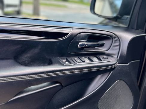 Used 2015 Dodge Grand Caravan SE image 8