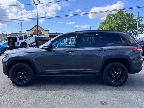 Used 2024 Jeep Grand Cherokee Altitude RWD image 4