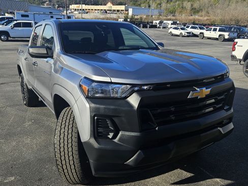 Used 2023 Chevrolet Colorado W/T image 2