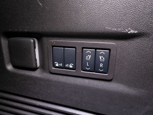 Used 2025 GMC Yukon XL Denali image 36