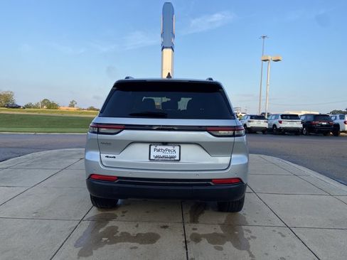 Used 2025 Jeep Grand Cherokee Altitude AWD/4WD image 10