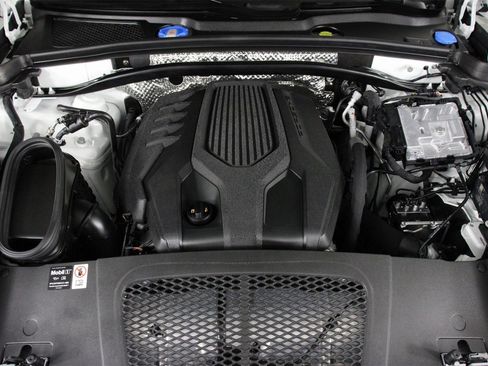 Used 2025 Porsche Macan image 26