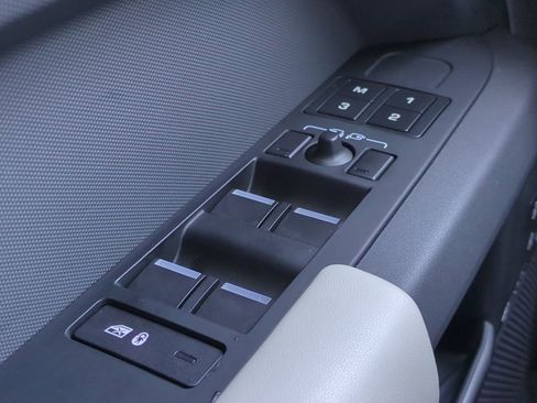 Used 2023 Land Rover Defender 110 X-Dynamic SE image 24