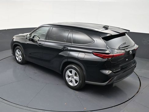 Used 2022 Toyota Highlander L FWD image 15