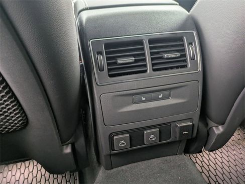 Used 2024 Land Rover Defender 130 X-Dynamic SE image 35