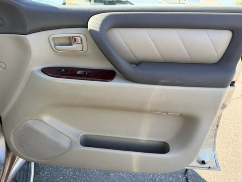 Used 2004 Toyota Land Cruiser w/ Convenience Pkg AWD/4WD image 15