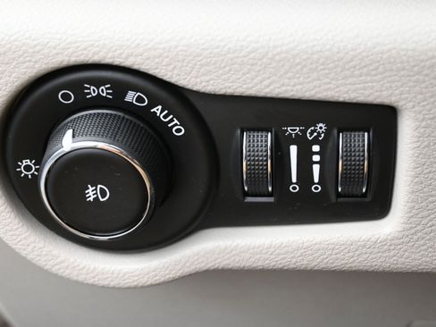 Used 2018 Chrysler Pacifica Touring-L image 12