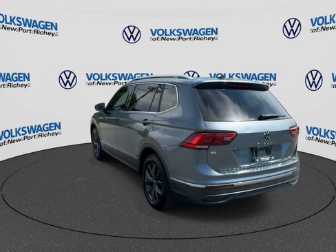 Used 2022 Volkswagen Tiguan SE w/ Panoramic Sunroof Package FWD image 6