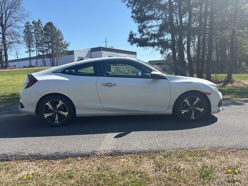 Used 2017 Honda Civic Touring image 4