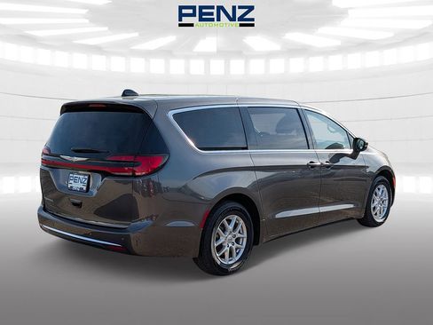 Used 2023 Chrysler Pacifica Touring-L FWD image 7