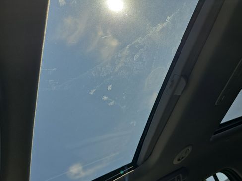 Used 2023 GMC Acadia SLE w/ Driver Convenience Package image 32