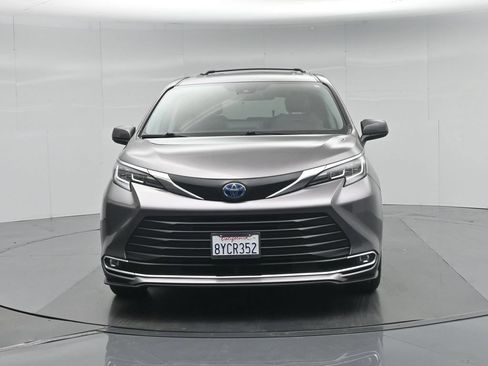 Used 2021 Toyota Sienna XLE FWD image 28