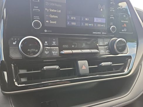 Used 2020 Toyota Highlander XLE AWD/4WD image 11