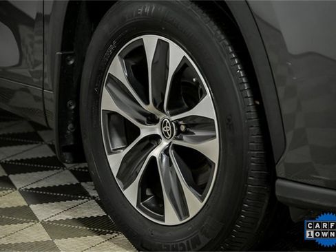 Used 2021 Toyota Highlander XLE image 3