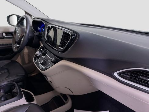 Used 2023 Chrysler Pacifica Touring-L image 29