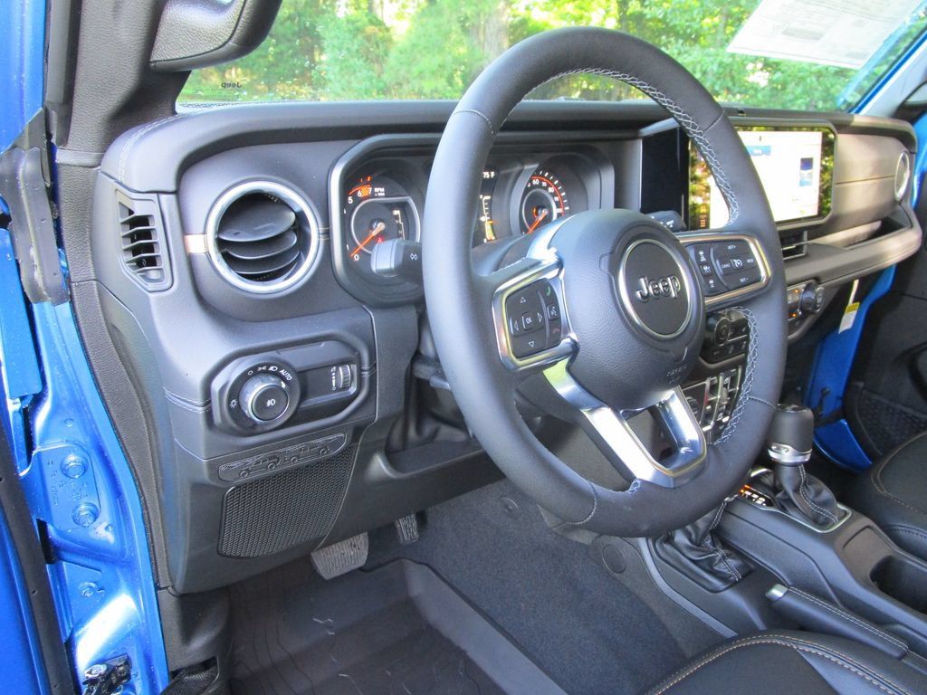 New 2026 Jeep Wrangler Unlimited Sahara w/ Whitecap Package AWD/4WD image 28