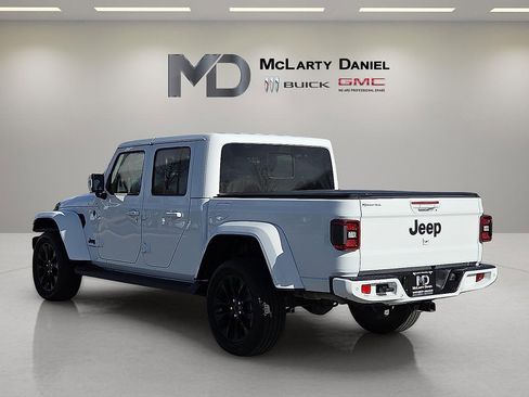 Used 2023 Jeep Gladiator Overland image 4