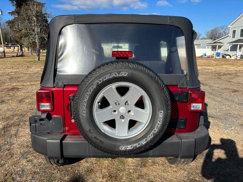 Used 2012 Jeep Wrangler Unlimited Sport image 6