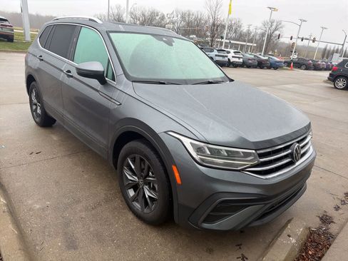 Used 2022 Volkswagen Tiguan SE w/ Panoramic Sunroof Package image 3