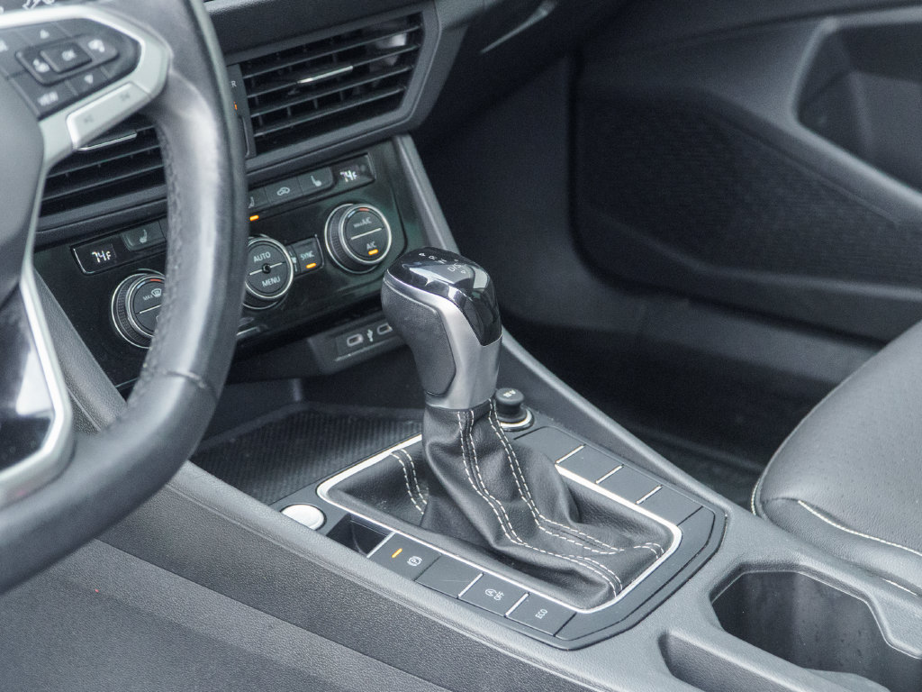 Used 2024 Volkswagen Jetta SE w/ Panoramic Sunroof Package FWD image 27