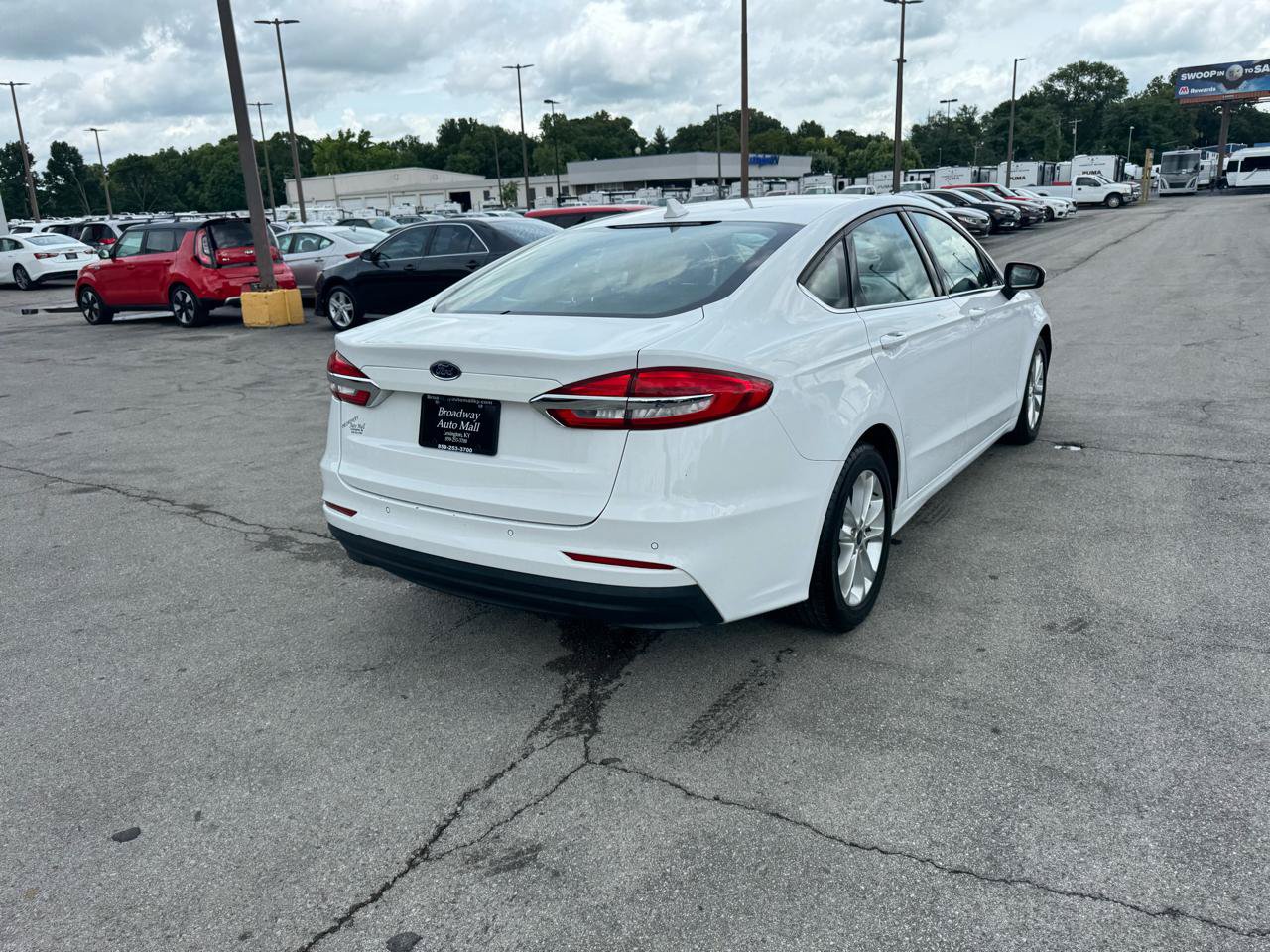 Used 2019 Ford Fusion SE FWD image 3