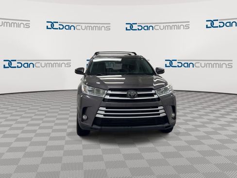 Used 2019 Toyota Highlander XLE FWD image 3